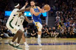 开云体育-关于库里连续十场比赛得分超过高光表现，曼联挑战极限！的信息