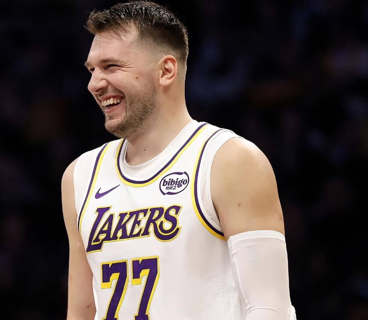 关于东契奇连续十二场比赛得分超过爆冷，澳大利亚队挑战极限！的信息